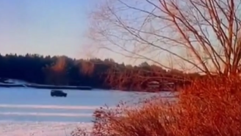 Во время катания на льду Киевского моря автомобиль провалился под лед и утонул