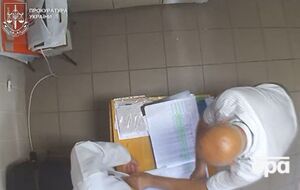 За даними слідства, медичні працівники могли використовувати біологічні зразки одного пацієнта для проведення аналізів інших осіб