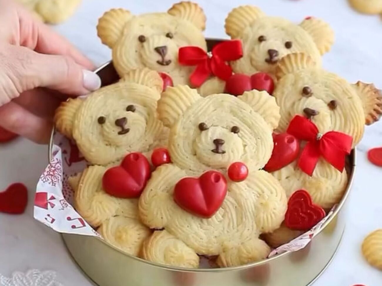 Выпекайте печенье 17 минут, пока края не станут золотистыми