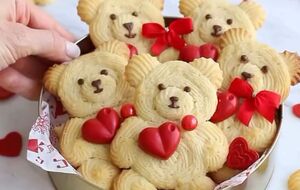 Выпекайте печенье 17 минут, пока края не станут золотистыми