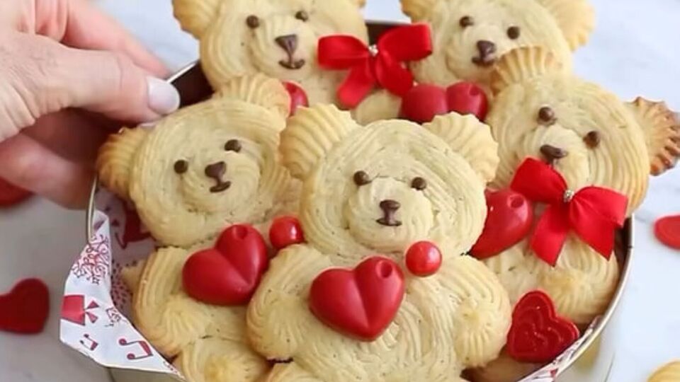 Выпекайте печенье 17 минут, пока края не станут золотистыми