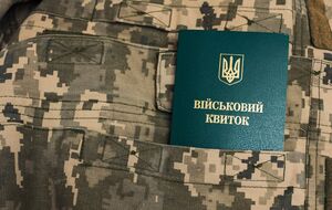 Мужчина находился в розыске, был агрессивен и якобы напал на военнослужащего, поэтому к нему применили "меры физического воздействия", заявили в ТЦК