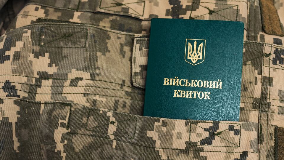 Мужчина находился в розыске, был агрессивен и якобы напал на военнослужащего, поэтому к нему применили "меры физического воздействия", заявили в ТЦК