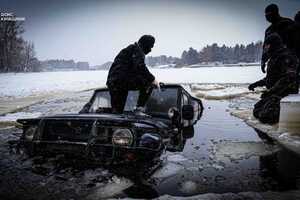 Второго мужчину в салоне утонувшего авто не обнаружили, рассказали в ГУ ГСЧС в Киевской области