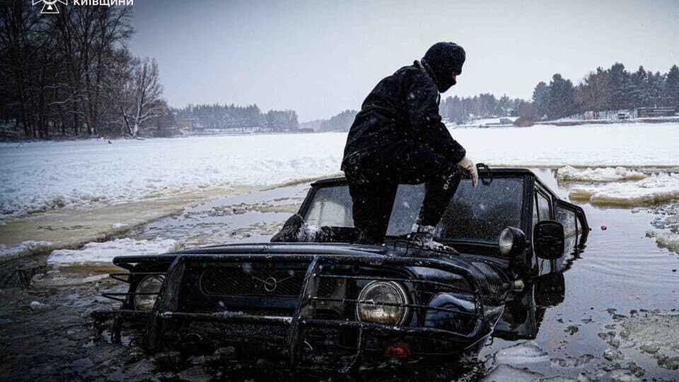 Второго мужчину в салоне утонувшего авто не обнаружили, рассказали в ГУ ГСЧС в Киевской области