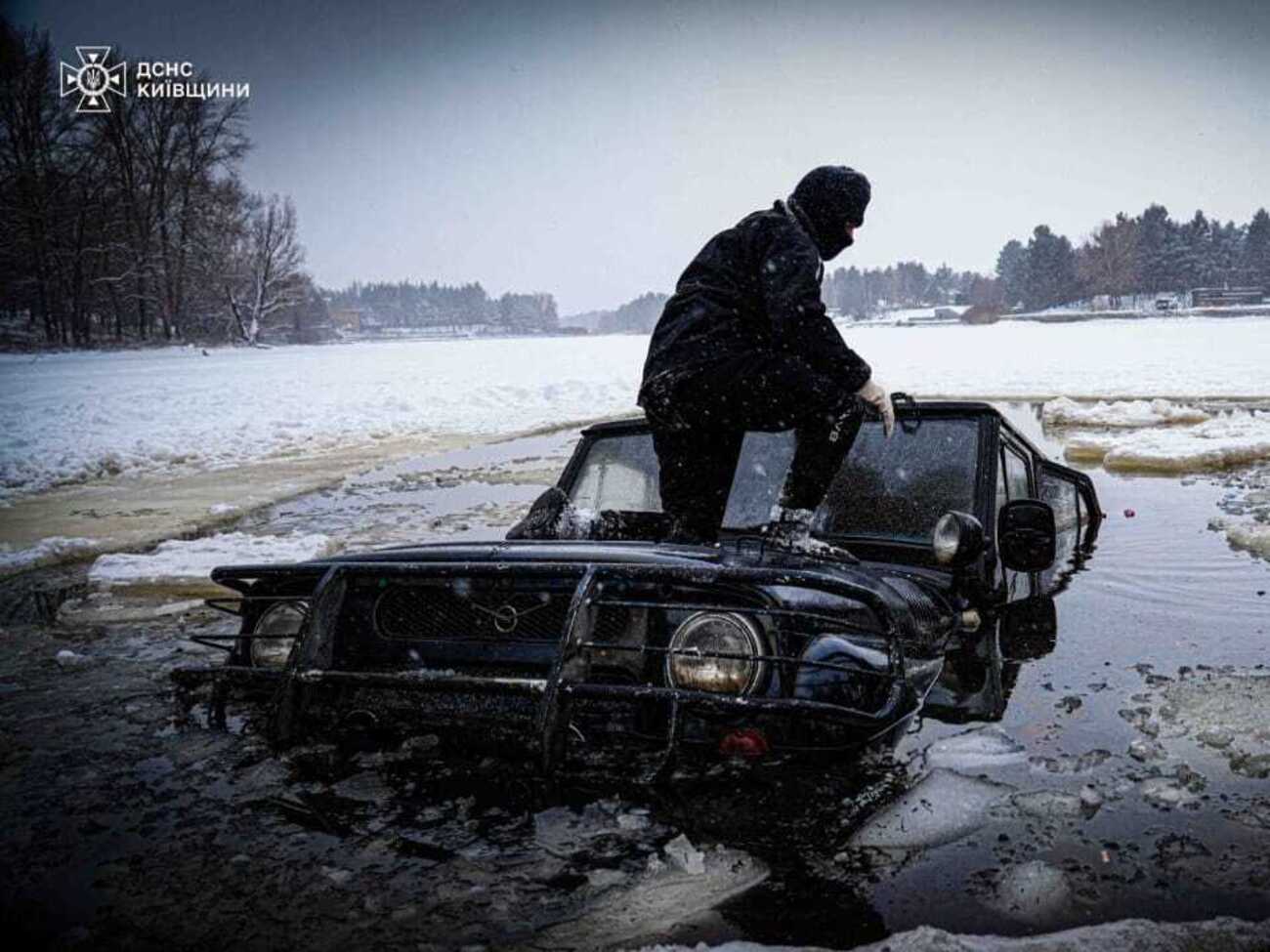 Второго мужчину в салоне утонувшего авто не обнаружили, рассказали в ГУ ГСЧС в Киевской области