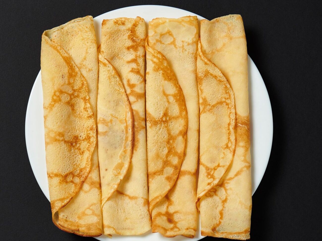 Млинці подавайте з медом, джемом, шоколадною пастою або свіжими ягодами