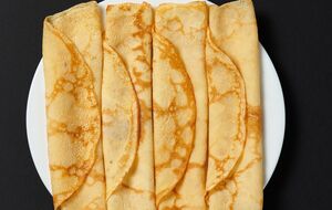 Млинці подавайте з медом, джемом, шоколадною пастою або свіжими ягодами