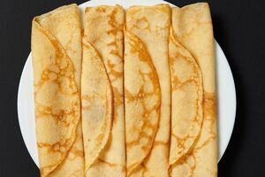 Блины подавайте с медом, джемом, шоколадной пастой или свежими ягодами