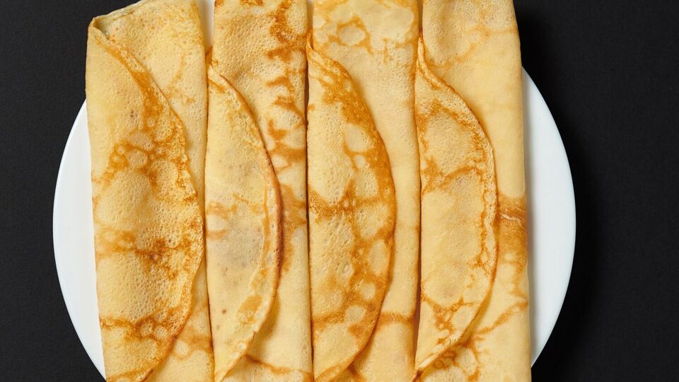 Блины подавайте с медом, джемом, шоколадной пастой или свежими ягодами