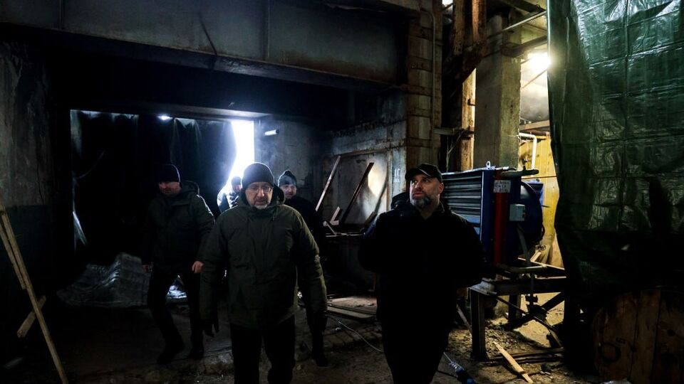 Шмыгаль посетил в Харькове энергообъекты, поврежденные в результате российских атак