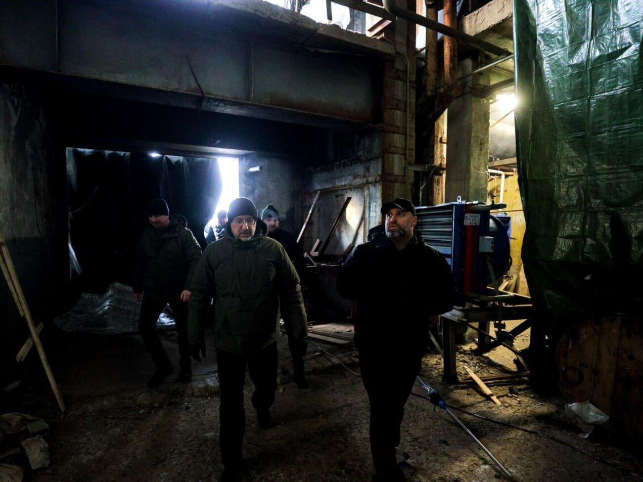 Шмыгаль посетил в Харькове энергообъекты, поврежденные в результате российских атак