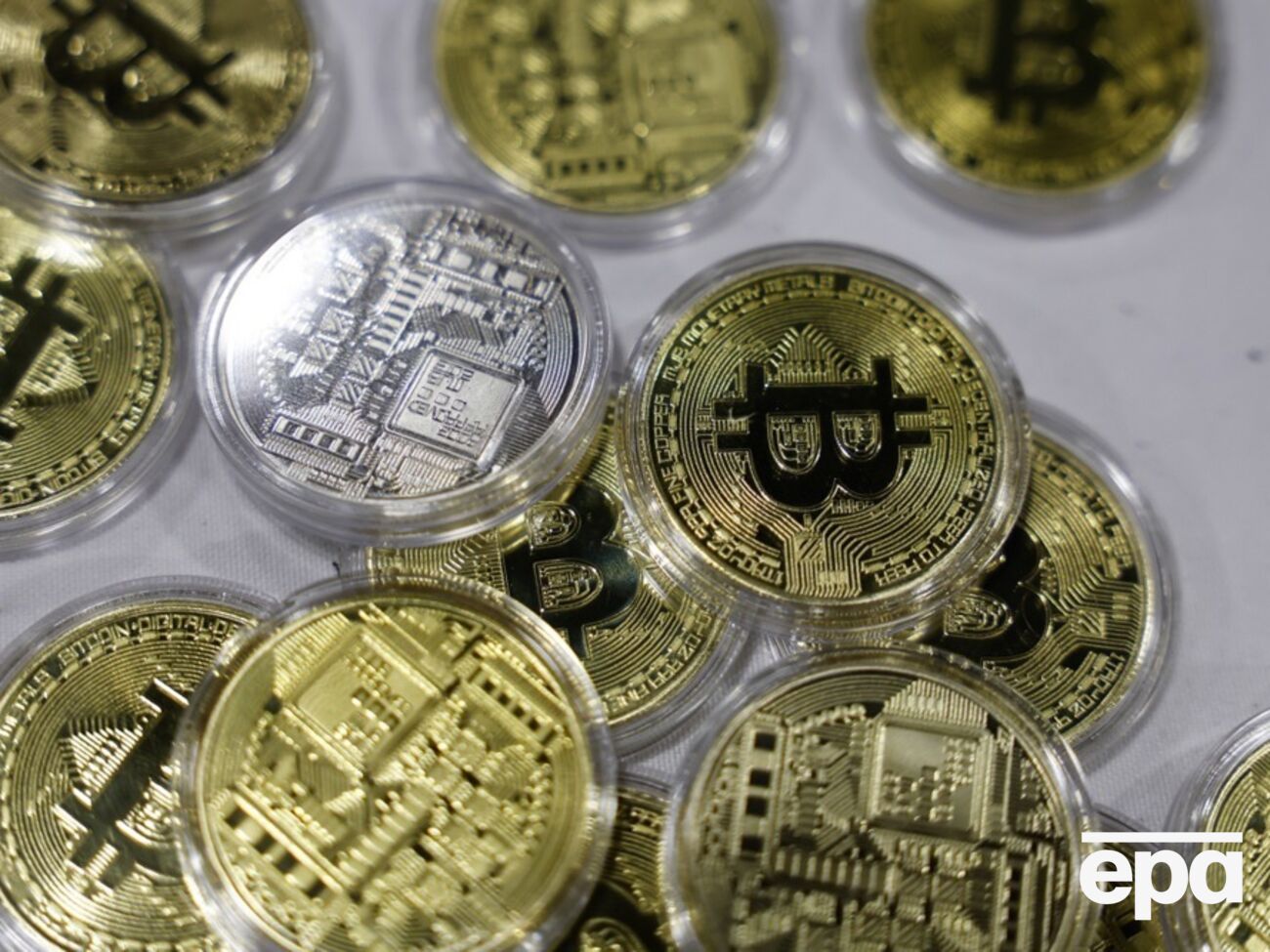 6 февраля цена биткоина снижалась до почти $60 тыс.