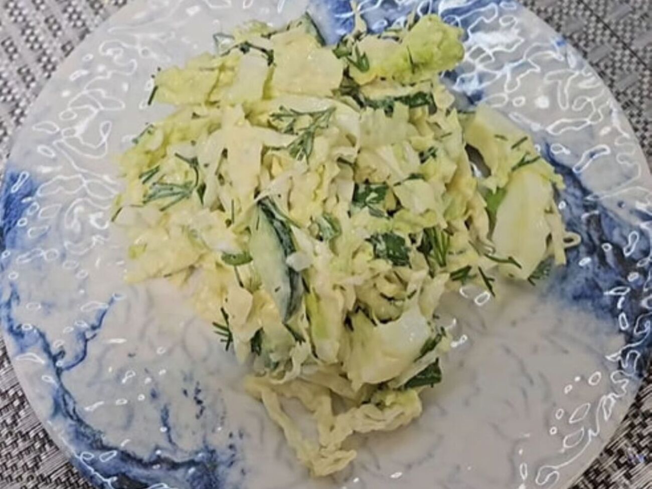 Для соуса понадобятся сметана и горчица