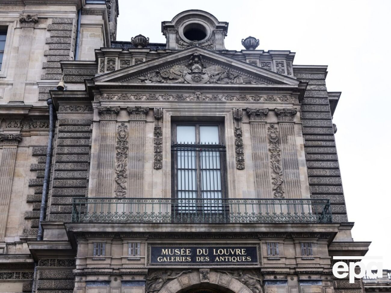 Корона была в галерее Аполлона, после похищения окно в галерее закрыли решеткой