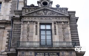 Корона была в галерее Аполлона, после похищения окно в галерее закрыли решеткой