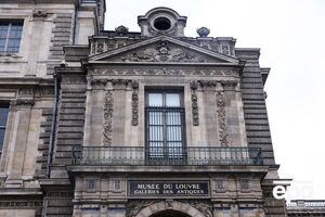 Корона була в галереї Аполлона, після викрадення вікно в галереї закрили ґратами