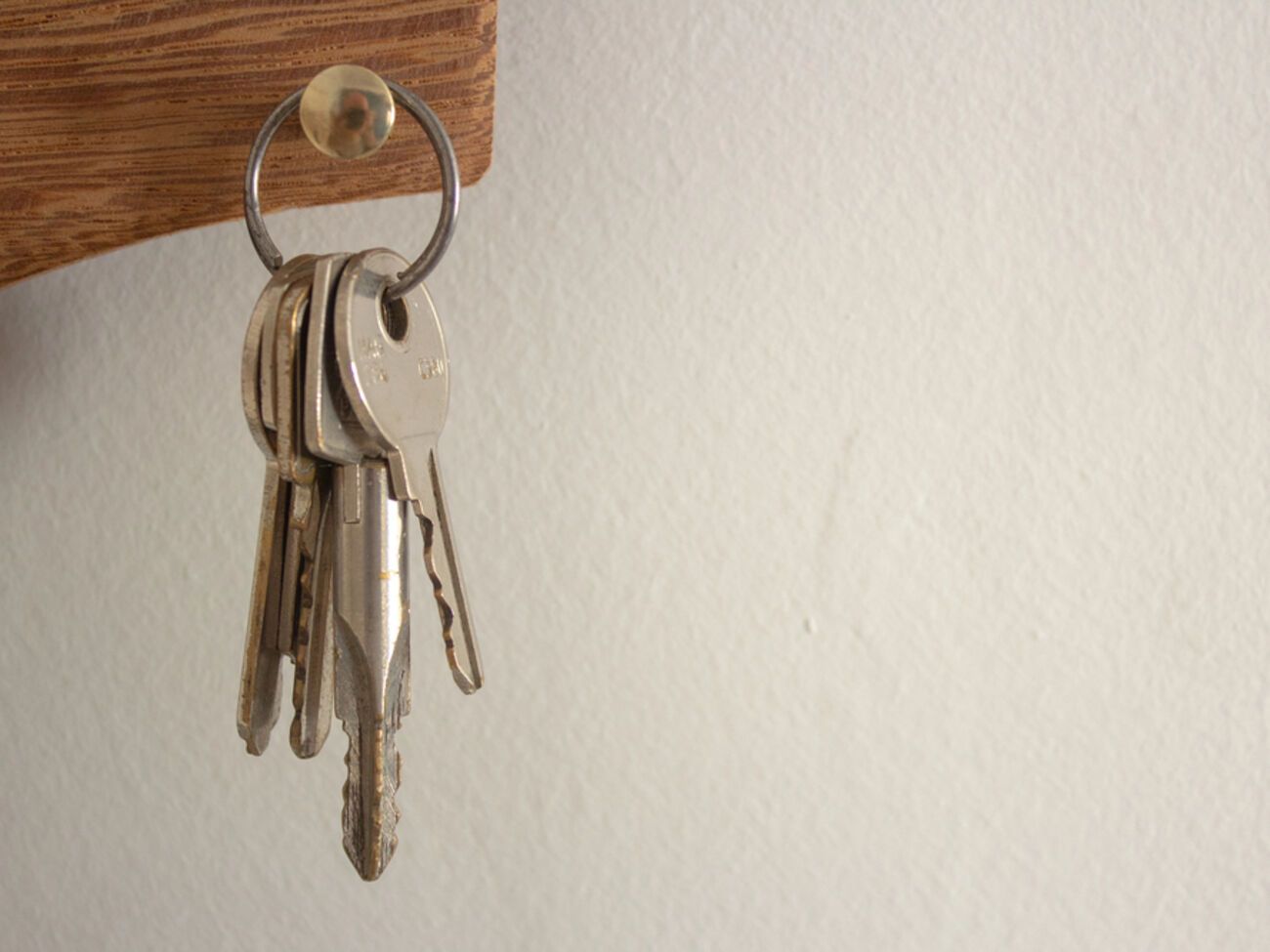 "Труха Україна" передала квартиру бабушке с внуком-сиротой, которые выехали из Донецкой области