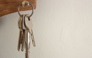 "Труха Україна" передала квартиру бабусі з онуком-сиротою, які виїхали з Донецької області