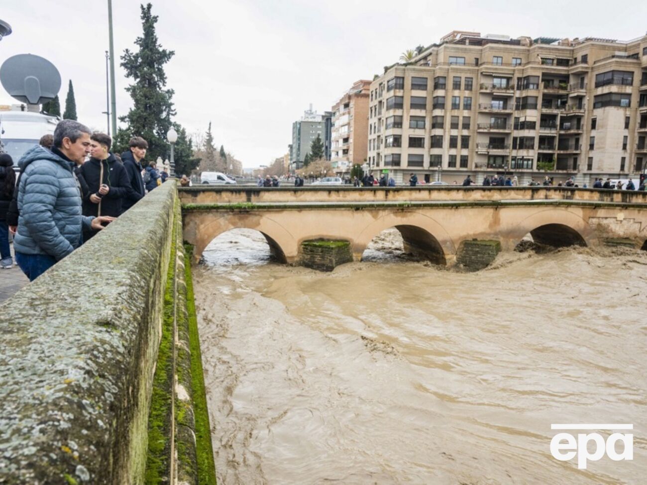 Тисячі людей евакуюють через загрозу затоплення