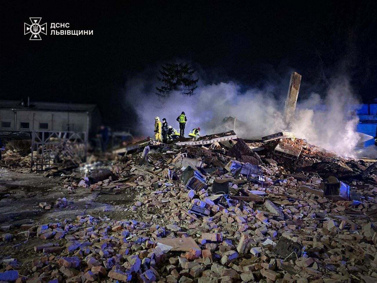 Унизу зруйнованої будівлі був офіс, де продавали автомобілі, а зверху – офіс господаря СТО, розповіли місцеві жителі