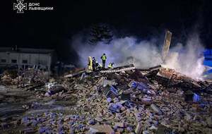 Унизу зруйнованої будівлі був офіс, де продавали автомобілі, а зверху – офіс господаря СТО, розповіли місцеві жителі