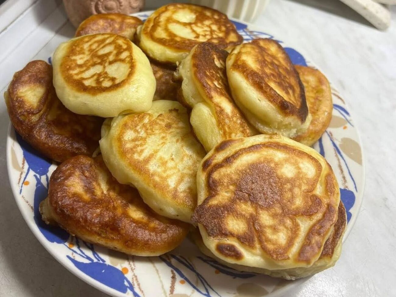 Жарьте оладьи на хорошо разогретой сковороде в достаточном количество растительного масла до золотистой корочки