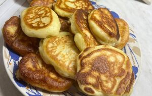 Жарьте оладьи на хорошо разогретой сковороде в достаточном количество растительного масла до золотистой корочки