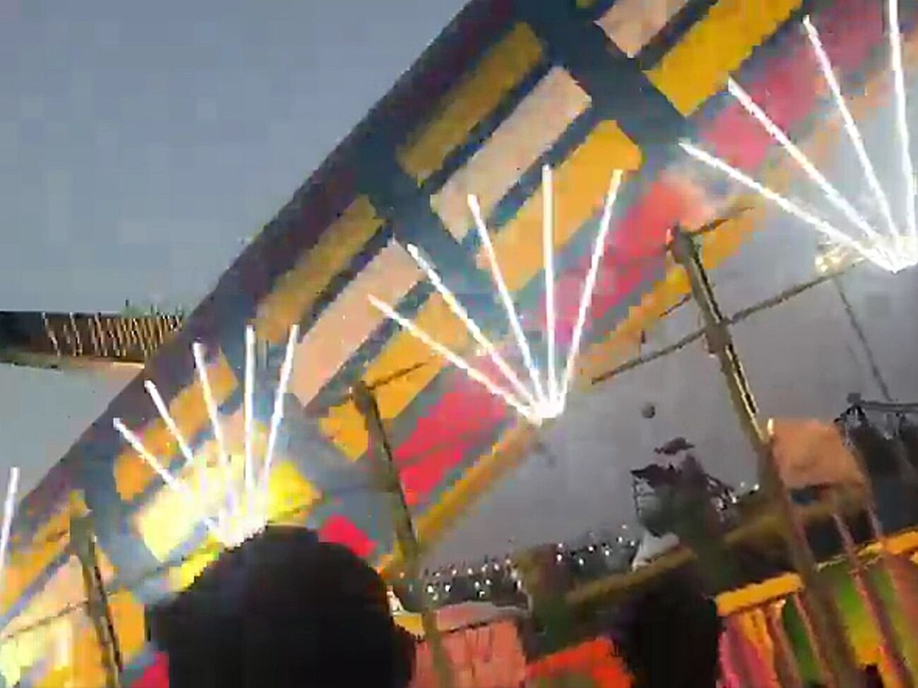 У момент падіння на атракціоні перебувало приблизно 20 людей