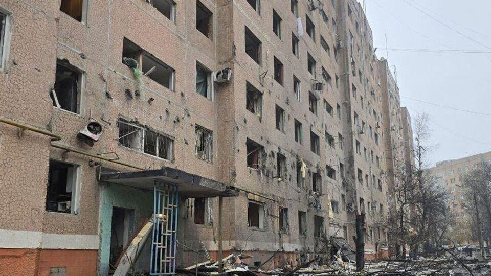 В результате удара повреждены 11 домов