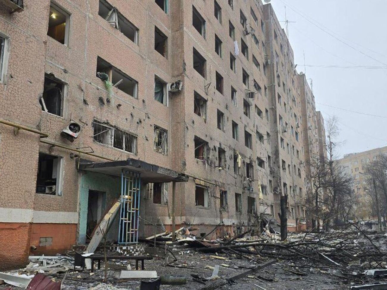 В результате удара повреждены 11 домов