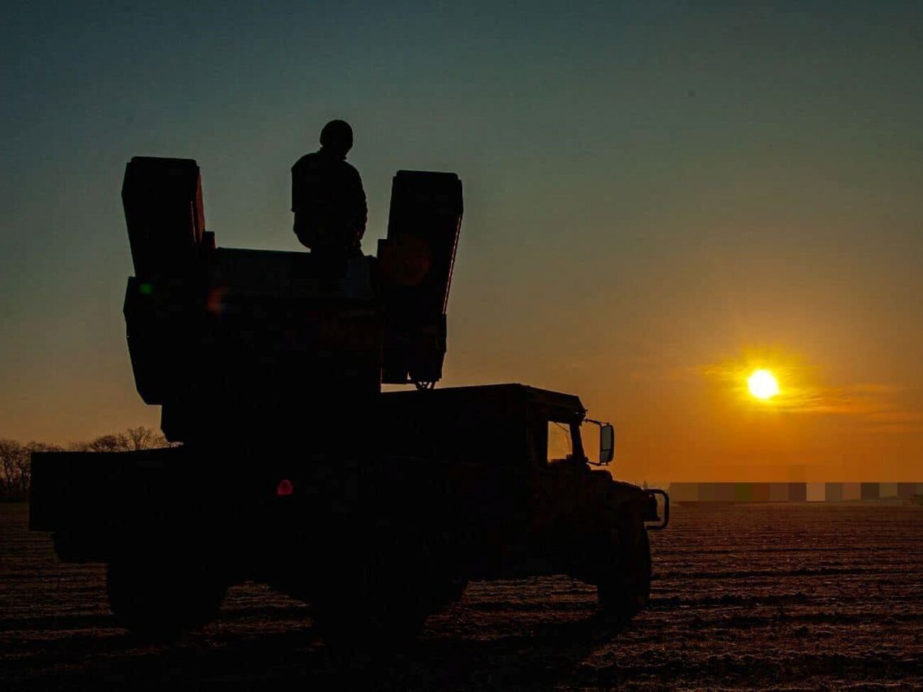 На ефективність роботи ППО впливають погодні умови, обрані ворогом маршрути польоту і тактика виснаження оборони масованими одночасними запусками дронів і ракет, пояснив Ігнат