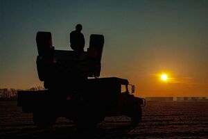 На ефективність роботи ППО впливають погодні умови, обрані ворогом маршрути польоту і тактика виснаження оборони масованими одночасними запусками дронів і ракет, пояснив Ігнат