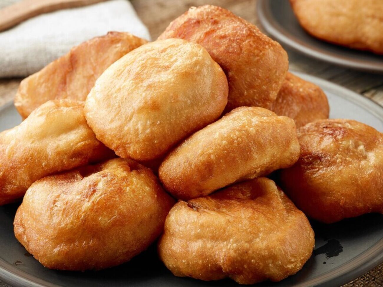 Для теста возьмите 15 г прессованных дрожжей