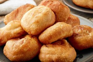 Для теста возьмите 15 г прессованных дрожжей