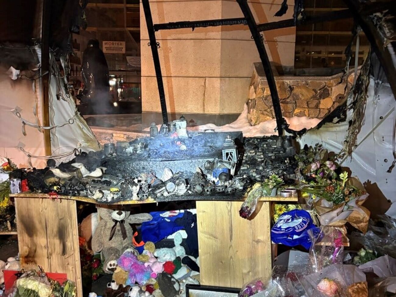 Попри те, що вогонь знищив низку предметів, книга співчуттів збереглася