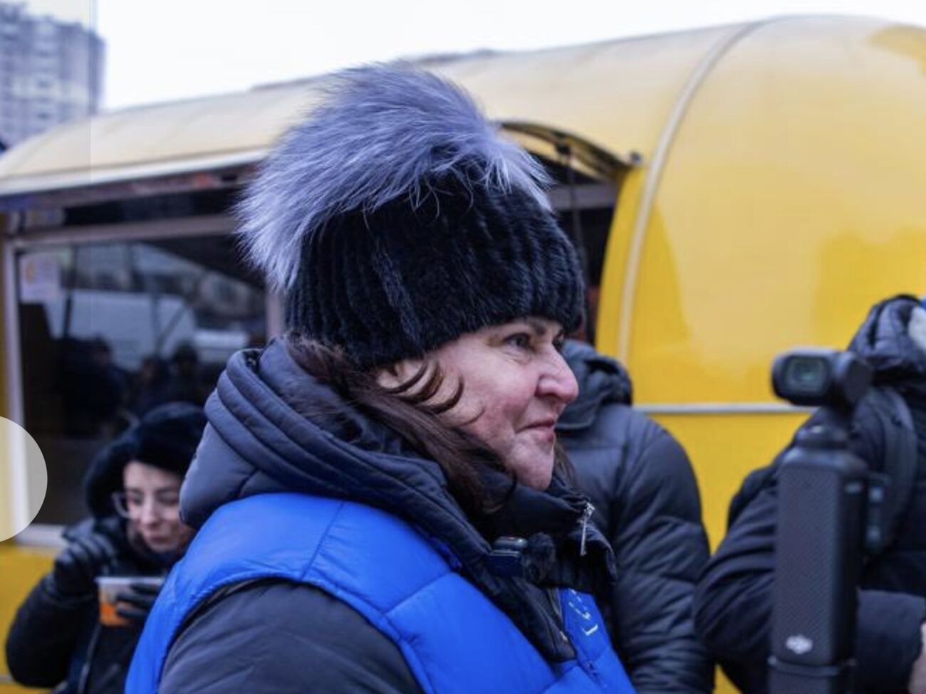 Жінка розплакалася в мене на плечі в "пункті незламності". Росіяни вбили її чоловіка дроном просто на її очах