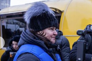Жінка розплакалася в мене на плечі в "пункті незламності". Росіяни вбили її чоловіка дроном просто на її очах