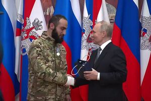 2023 року Путін вручив Гаспаряну медаль "За відвагу"