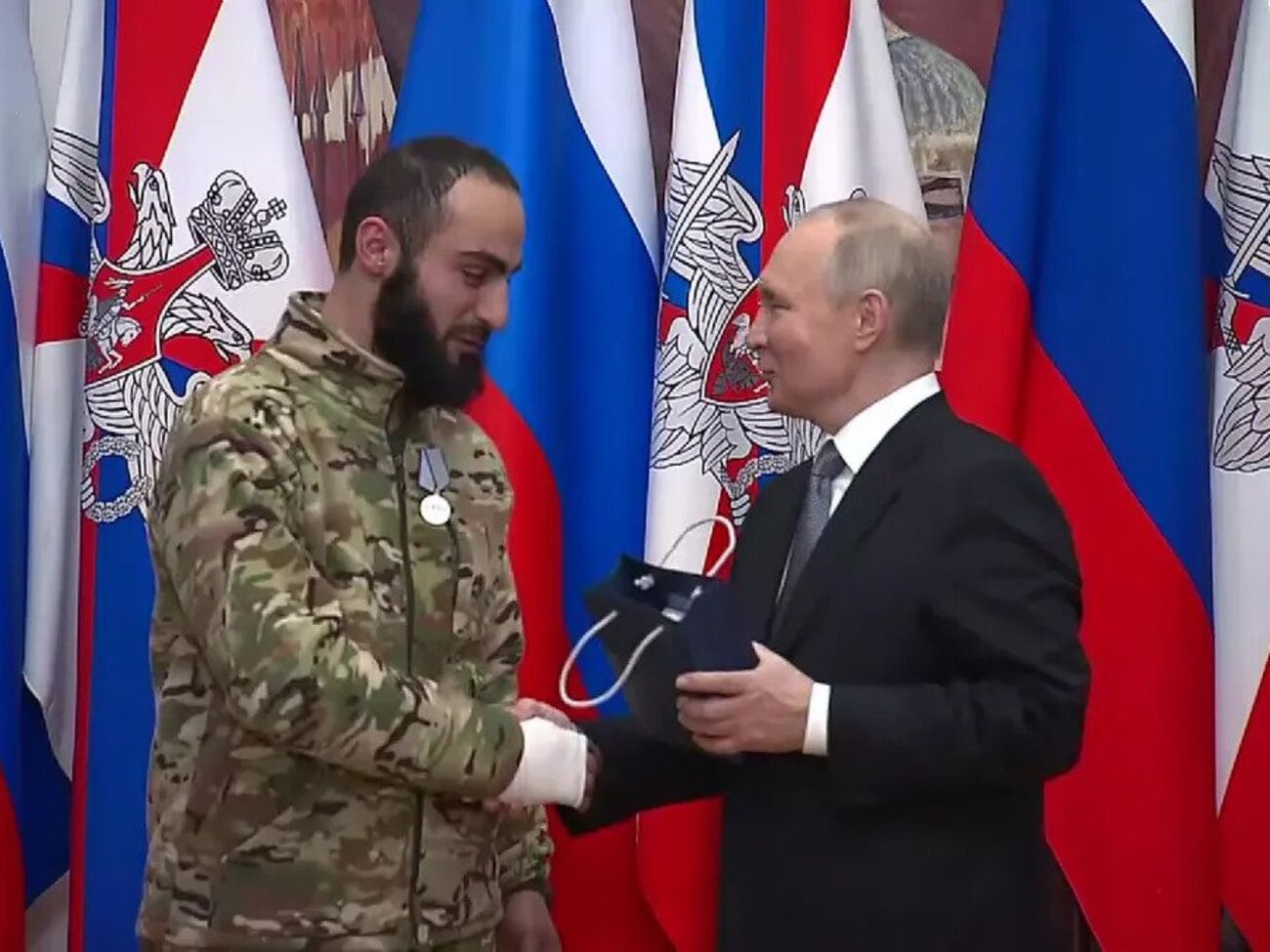 2023 року Путін вручив Гаспаряну медаль "За відвагу"