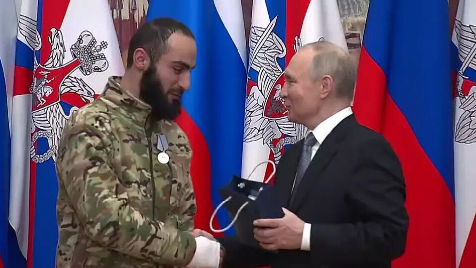 2023 року Путін вручив Гаспаряну медаль "За відвагу"