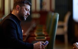 Объекты атомной генерации Украины остаются фактически постоянными "мишенями" для армии РФ, заявил Зеленский