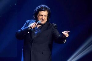 Бобул развелся с Сандулесой в 2002 году, а с нынешней женой познакомился в 1997-м