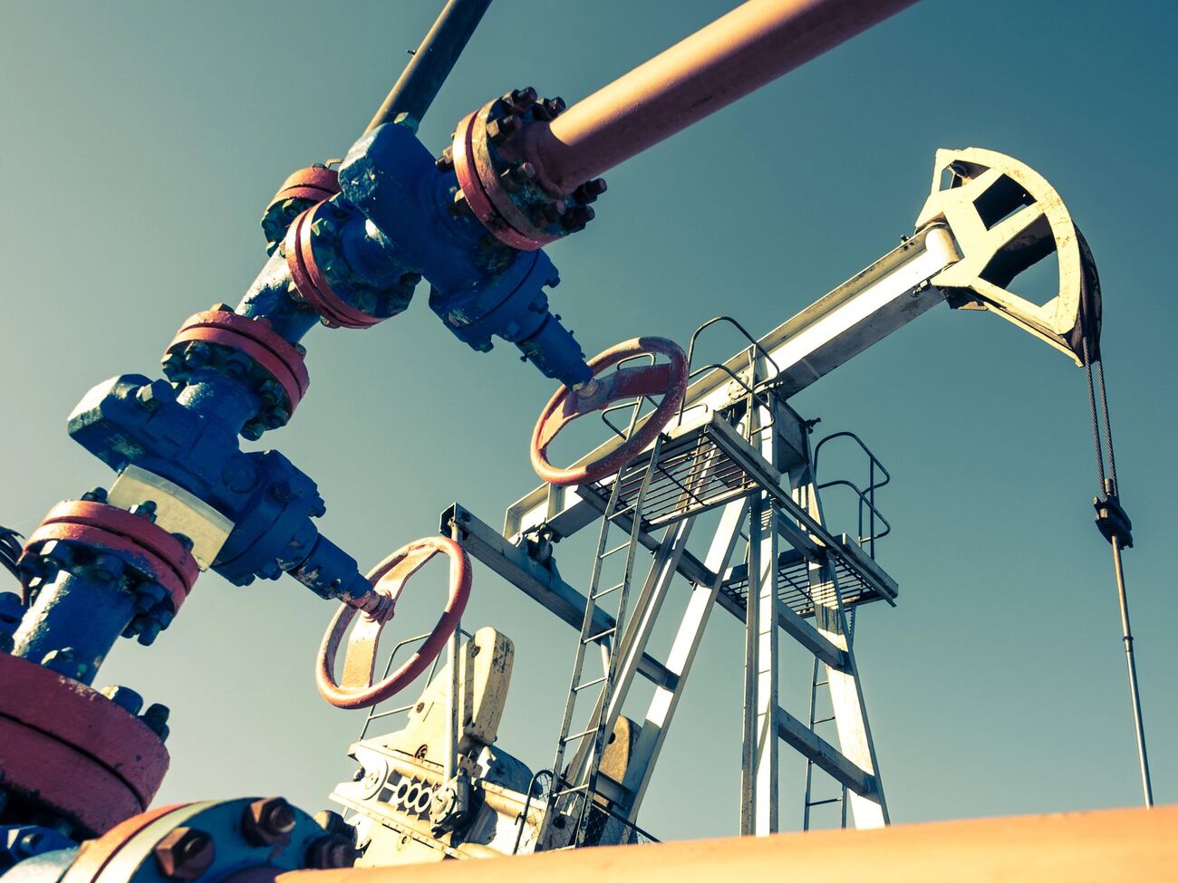 Снижение добычи нефти создает риски для бюджета России, отметило СМИ