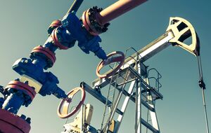 Снижение добычи нефти создает риски для бюджета России, отметило СМИ