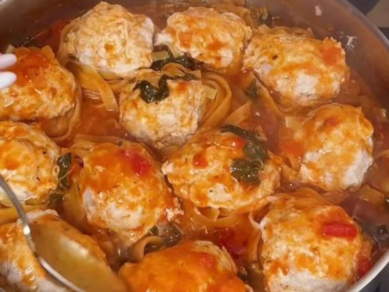 Для страви знадобиться 400 мл помідорів у власному соку