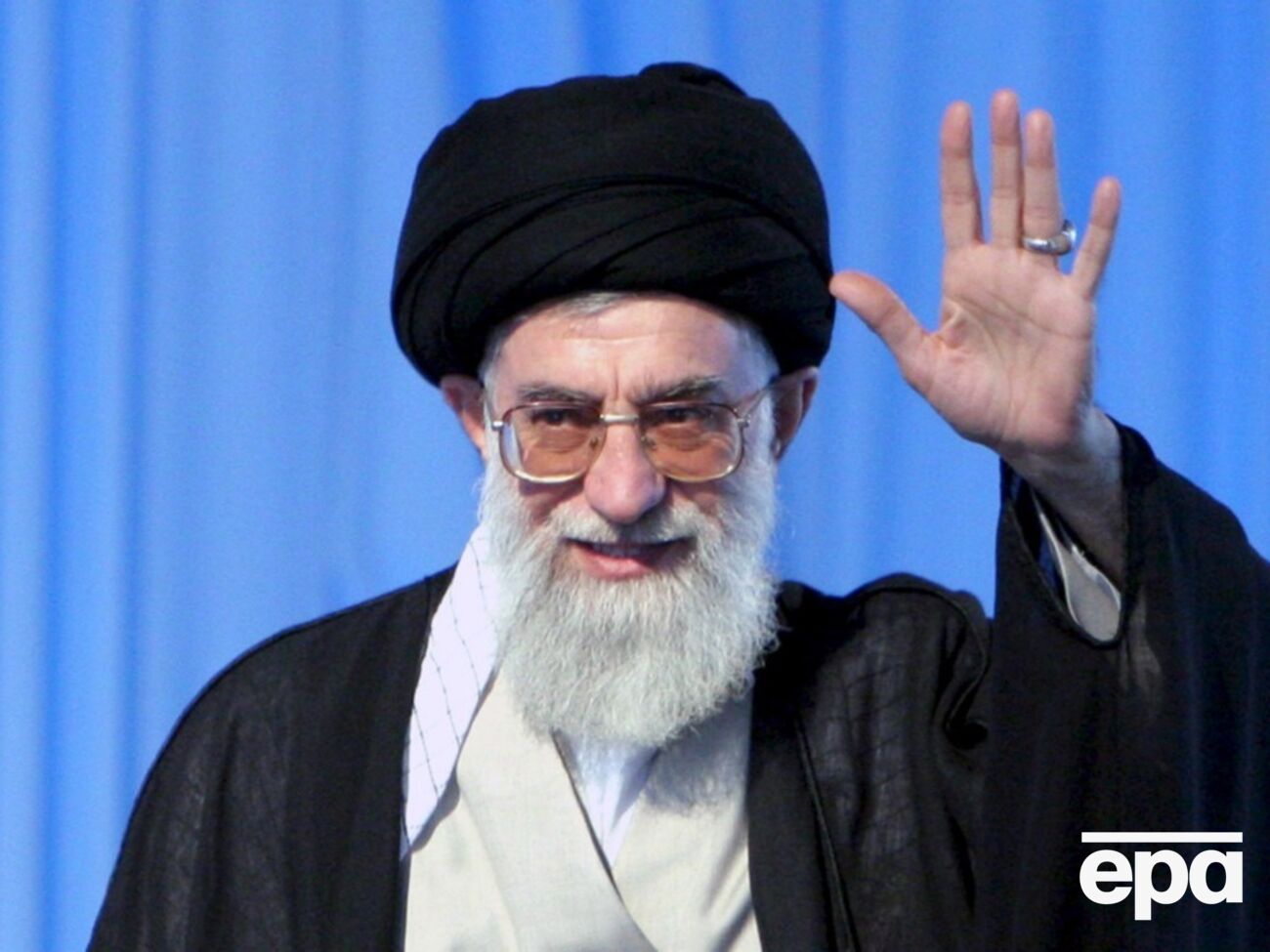 Кроме Хаменеи, в результате бомбардировки погибли также члены его семьи