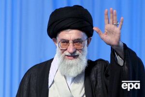 Кроме Хаменеи, в результате бомбардировки погибли также члены его семьи