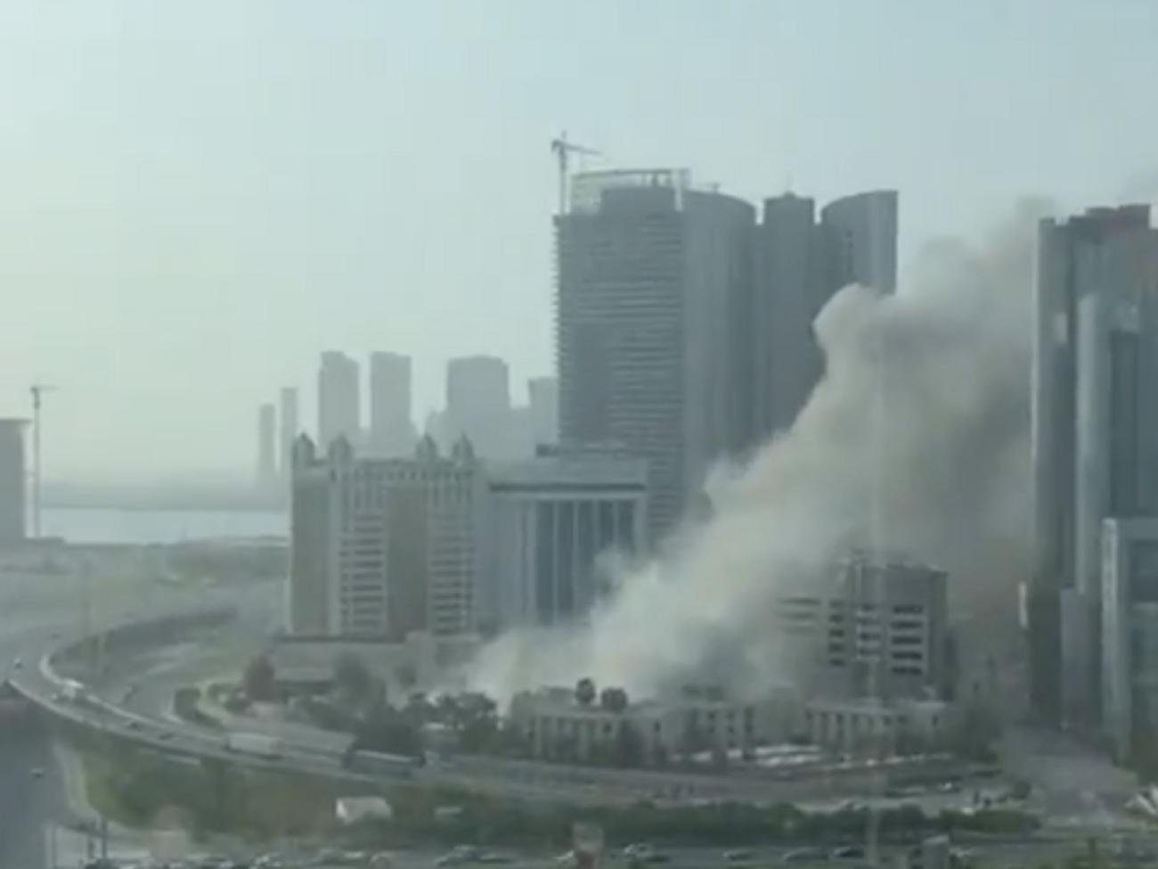 Над Манамой виднелся столб дыма