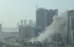 Над Манамой виднелся столб дыма